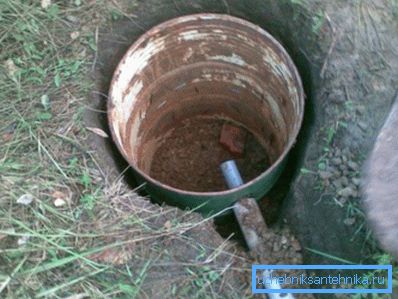 Abfluss zum Ablassen von Wasser in der Dusche an einem ländlichen Ort Abfluss zum Ablassen von Wasser in der Dusche an einem ländlichen Ort