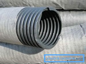 Das Drainage-Wellrohr mit Geotextil zur Entfernung überschüssiger Feuchtigkeit von einer Baustelle Das Drainage-Wellrohr mit Geotextil zur Entfernung überschüssiger Feuchtigkeit von einer Baustelle