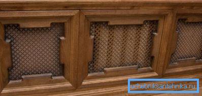Das Holz, das die Batterien bedeckt, verleiht dem Raum einen luxuriösen Look. Das Holz, das die Batterien bedeckt, verleiht dem Raum einen luxuriösen Look.