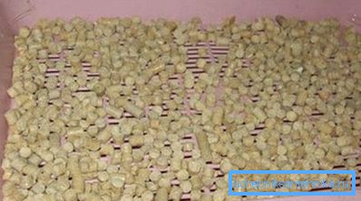 Holzpellets in einem Tablett Holzpellets in einem Tablett