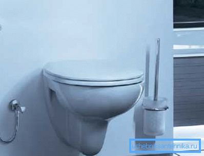 Das Bidet der Dusche in der Toilette spart Platz