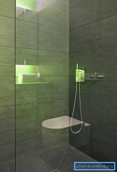 Dusche mit keramischem Bodenablauf Dusche mit keramischem Bodenablauf