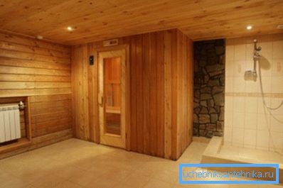 Die Dusche in der Badewanne ist für ein bequemes Waschen notwendig. Die Dusche in der Badewanne ist für ein bequemes Waschen notwendig.