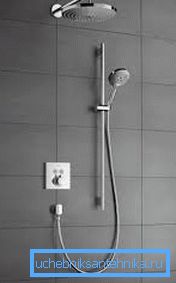 Ein Duschset mit einer Kopfbrause, die aus einer Wand oder Decke kommt, wirkt sehr stilvoll und originell. Ein Duschset mit einer Kopfbrause, die aus einer Wand oder Decke kommt, wirkt sehr stilvoll und originell.