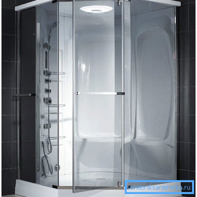 Die 135 pro 135 fünfeckige Duschkabine ist nicht nur geräumig, sondern auch sehr originell. Die 135 pro 135 fünfeckige Duschkabine ist nicht nur geräumig, sondern auch sehr originell.