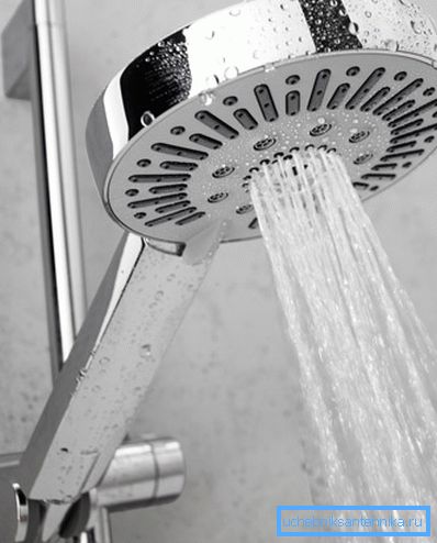 Die Duschkabine mit dem Kran zum Waschen ist mit einer solchen Gießkanne ausgestattet.