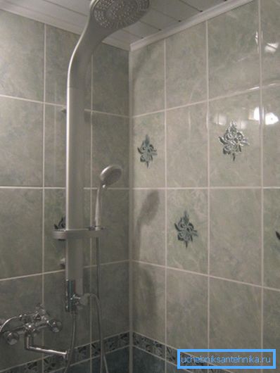 Duschsystem mit Regendusche und Mixer in der Wohnung Duschsystem mit Regendusche und Mixer in der Wohnung