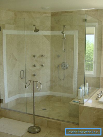 Duschbereich mit Glaswänden