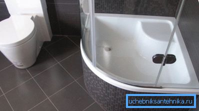 Duschecke mit hohem Tablett im Gemeinschaftsbad Duschecke mit hohem Tablett im Gemeinschaftsbad
