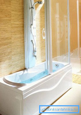 Duschkabinen mit einer Badewanne von 170 x 90 cm können einen Erwachsenen in liegendem Zustand vollständig aufnehmen Duschkabinen mit einer Badewanne von 170 x 90 cm können einen Erwachsenen in liegendem Zustand vollständig aufnehmen