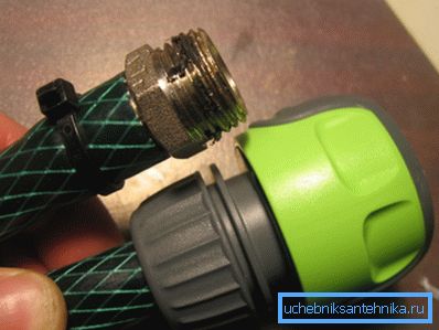 Zwei Möglichkeiten, den Schlauch zuverlässig am Wasserhahn zu befestigen - ein Gewindeanschluss und ein Einrastmechanismus, der sich durch Komfort und Einfachheit auszeichnet Zwei Möglichkeiten, den Schlauch zuverlässig am Wasserhahn zu befestigen - ein Gewindeanschluss und ein Einrastmechanismus, der sich durch Komfort und Einfachheit auszeichnet