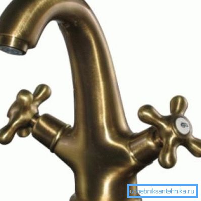 Zwei Ventilhahn an der Spüle. Zwei Ventilhahn an der Spüle.