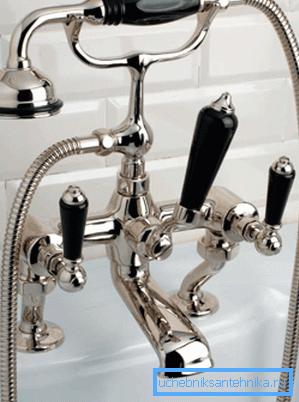 Mischer mit zwei Ventilen im Retro-Stil Mischer mit zwei Ventilen im Retro-Stil