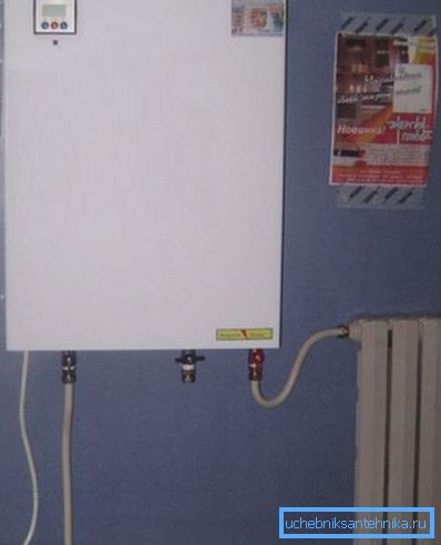 Wirtschaftliche elektrische Heizung des Hauses mit einem Boiler Wirtschaftliche elektrische Heizung des Hauses mit einem Boiler
