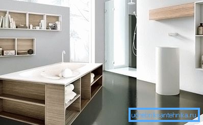 Bildschirm mit Holzregalen unter dem Badezimmer Bildschirm mit Holzregalen unter dem Badezimmer