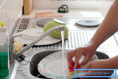 Bedienungshahn in der Küche Bedienungshahn in der Küche
