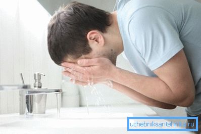 Bedienungshahn im Badezimmer Bedienungshahn im Badezimmer
