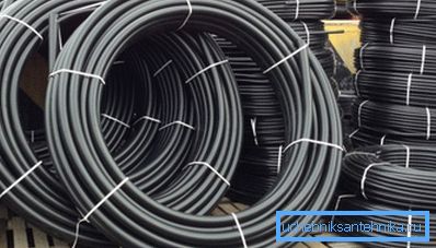 Die Elastizität von Polyethylen ermöglicht die Zuführung von Rohren in Rollen. Die Elastizität von Polyethylen ermöglicht die Zuführung von Rohren in Rollen.