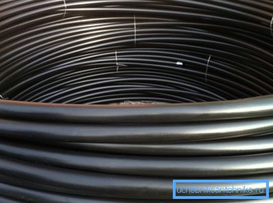 Die Elastizität des Polymers macht es möglich, Rohre kleiner Größe in Rollen zu liefern. Die Elastizität des Polymers macht es möglich, Rohre kleiner Größe in Rollen zu liefern.