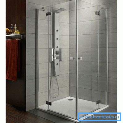 Eine elegante und komfortable Lösung mit niedriger Bodenablage. Eine elegante und komfortable Lösung mit niedriger Bodenablage.