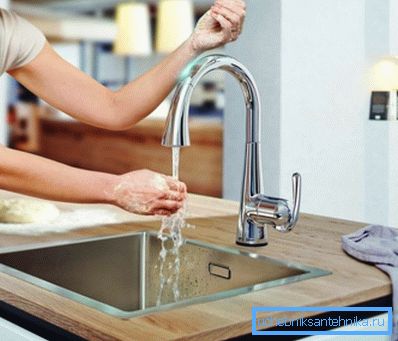 Eleganter Wasserhahn mit seitlichem Waschbecken in der Küche Eleganter Wasserhahn mit seitlichem Waschbecken in der Küche