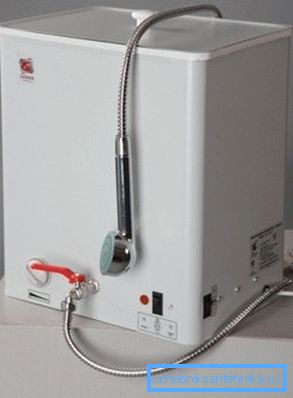 Elektrischer Warmwasserbereiter für Dusche EVBO-20/1, 25-1 kann sowohl vom Netzwerk als auch von der eingebauten Batterie aus arbeiten