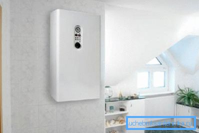 Elektrischer Kessel innerhalb eines Landhauses Elektrischer Kessel innerhalb eines Landhauses