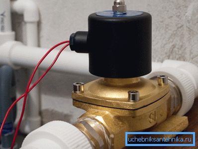 Elektrischer Wasserhahn an der Wasserversorgungsleitung Elektrischer Wasserhahn an der Wasserversorgungsleitung