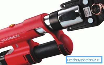 Elektrohydraulisches Gerät mit eingespannter Hülse Elektrohydraulisches Gerät mit eingespannter Hülse