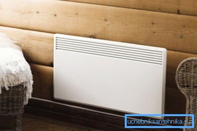 Elektrokonvektoren (auf dem Foto) sind kompakt und ziemlich effektiv