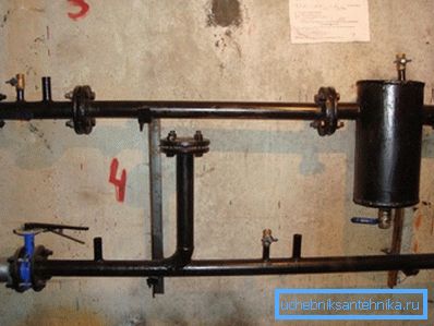 Aufzug mit entfernter Düse und verstopfter Ansaugung. Aufzug mit entfernter Düse und verstopfter Ansaugung.