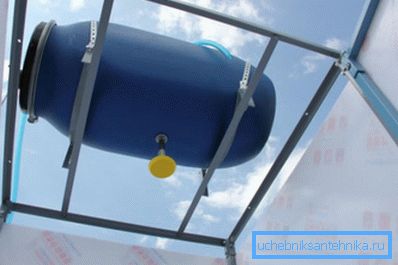 Wassertank aus Haushaltsfässern. Wassertank aus Haushaltsfässern.