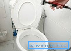 Eine andere interessante Lösung ist die Installation einer Mini-Dusche als Bidet. Sie kann an den Waschtischmischer angeschlossen werden und zusätzliche Brillenkommunikation ist nicht erforderlich Eine andere interessante Lösung ist die Installation einer Mini-Dusche als Bidet. Sie kann an den Waschtischmischer angeschlossen werden, und es ist keine zusätzliche Kommunikation mit dem Eyeliner erforderlich