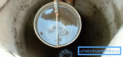 Bei schlechter Wasserqualität muss der Brunnen gereinigt und die Filterschicht am Boden ersetzt werden Bei schlechter Wasserqualität muss der Brunnen gereinigt und die Filterschicht am Boden ersetzt werden