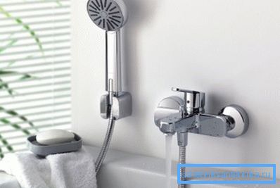 Wenn die Brausehalterung separat ist, wird ein spezieller Blockhalter an der Wand installiert. Wenn die Brausehalterung separat ist, wird ein spezieller Blockhalter an der Wand installiert.