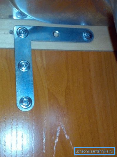 Wenn die Spüle in das Küchenmöbel integriert wird, lohnt es sich, die Wände des für diese Zwecke ausgewählten Abschnitts zusätzlich zu verstärken, um ein Lockern oder Lockern des Produkts zu verhindern Wenn die Spüle in das Küchenmöbel integriert wird, lohnt es sich, die Wände des für diese Zwecke ausgewählten Abschnitts zusätzlich zu verstärken, um ein Lockern oder Lockern des Produkts zu verhindern.