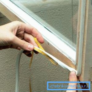 Wenn die alten Fenster nicht ersetzt werden können, ist eine zusätzliche Isolierung und Abdichtung erforderlich Wenn die alten Fenster nicht ersetzt werden können, ist eine zusätzliche Isolierung und Abdichtung erforderlich