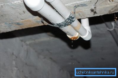 Wenn Rohre außerhalb der Wohnung fließen, sollten sie von den Stadtwerken ohne zusätzliche Kosten repariert werden. Wenn Rohre außerhalb der Wohnung fließen, sollten sie von den Stadtwerken ohne zusätzliche Kosten repariert werden.