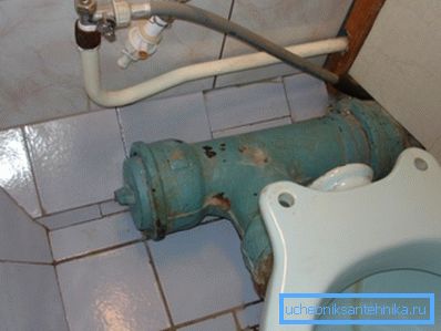 Wenn das gesamte Gewicht des Tanks mit Wasser auf die Ohren der Toilette fällt, führt dies früher oder später zu einem natürlichen Finale. Wenn das gesamte Gewicht des Tanks mit Wasser auf die Ohren der Toilette fällt, führt dies früher oder später zu einem natürlichen Finale.