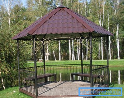 Ästhetischer Sommerpavillon an der Datscha Ästhetischer Sommerpavillon an der Datscha