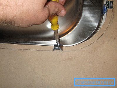 Die Unterseite der Spüle befestigen. Die Unterseite der Spüle befestigen.