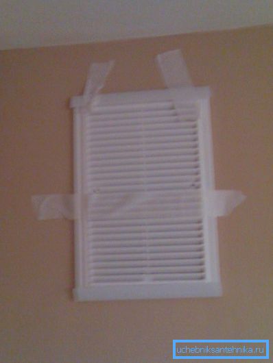 Die Befestigung des Gitters an der Wand mit Abdeckband ist nur für die vorübergehende Befestigung geeignet, z. B. um Bohrlöcher zu markieren Die Befestigung des Gitters an der Wand mit Abdeckband ist nur für die vorübergehende Befestigung geeignet, z. B. um Bohrlöcher zu markieren