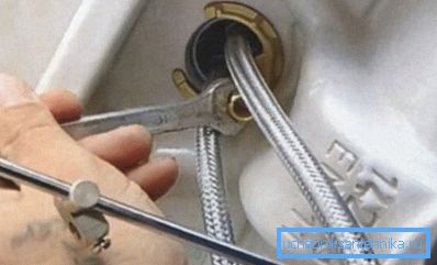 Den Mixer unter der Spüle befestigen Den Mixer unter der Spüle befestigen