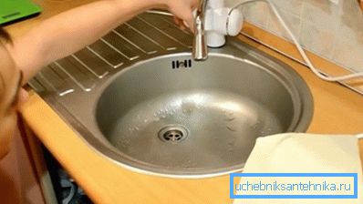 Befestigen Sie den Durchlauferhitzer an der Spüle Befestigen Sie den Durchlauferhitzer an der Spüle