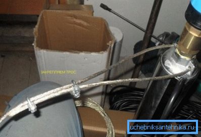Befestigen Sie das Sicherheitskabel mit 2 Clips. Befestigen Sie das Sicherheitskabel mit 2 Clips.