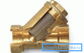 Der Grobfilter hält alle mechanischen Partikel zurück, reinigt das Netz regelmäßig von Schmutz und dreht die Spezialmutter zurück Der Grobfilter hält alle mechanischen Partikel zurück, reinigt das Netz regelmäßig von Schmutz und dreht die Spezialmutter zurück