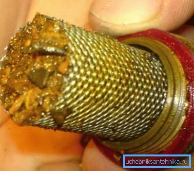 Der Filter schützt die Keramik vor Sand und Zunder. Der Filter schützt die Keramik vor Sand und Zunder.