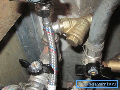 Filter am Eingang der Wohnung entlasten Suspensionen von Wasser. Filter am Eingang der Wohnung entlasten Suspensionen von Wasser.