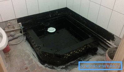 Abschlussschicht aus wasserabweisendem Material. Abschlussschicht aus wasserabweisendem Material.