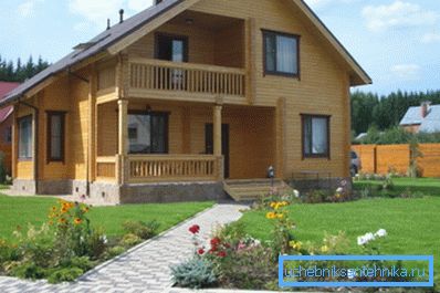 Foto eines Holzhauses. Foto eines Holzhauses.